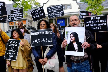 23 Eylül 2022 'de Mahsa Amini' nin ölümünden sonra Belçika 'nın Brüksel kentindeki İran Büyükelçiliği önünde düzenlenen gösteriye protestocular katıldı..