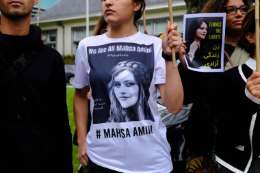 23 Eylül 2022 'de Mahsa Amini' nin ölümünden sonra Belçika 'nın Brüksel kentindeki İran Büyükelçiliği önünde düzenlenen gösteriye protestocular katıldı..