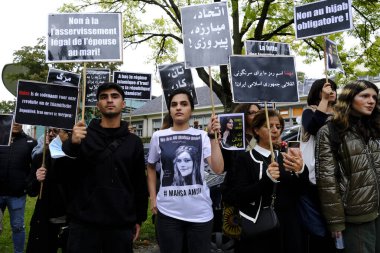 23 Eylül 2022 'de Mahsa Amini' nin ölümünden sonra Belçika 'nın Brüksel kentindeki İran Büyükelçiliği önünde düzenlenen gösteriye protestocular katıldı..