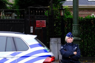 23 Eylül 2022 'de Mahsa Amini' nin ölümü üzerine Belçika 'nın Brüksel kentindeki İran Büyükelçiliği önünde düzenlenen gösteride bir protestocu kırmızı boya attı..