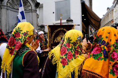 Brüksel 'in ikonik Manneken Pi heykeli, 24 Eylül 2022' de Belçika 'nın Brüksel kentindeki derneğin 42. kuruluş yıldönümü için Trakya Kültür Derneği tarafından sunulan yeni bir kostüm ile süslendi.