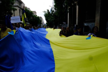 Yunanistan 'da yaşayan Ukraynalılar ve göstericiler, Ukrayna' nın Bağımsızlık Günü münasebetiyle 24 Ağustos 2022 'de Yunanistan' ın Atina kentinde düzenlenen mitingde Ukrayna bayrak ve afişleri taşıdılar.