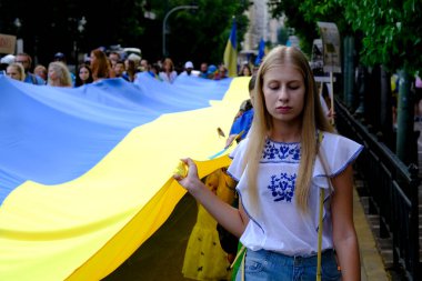 Yunanistan 'da yaşayan Ukraynalılar ve göstericiler, Ukrayna' nın Bağımsızlık Günü münasebetiyle 24 Ağustos 2022 'de Yunanistan' ın Atina kentinde düzenlenen mitingde Ukrayna bayrak ve afişleri taşıdılar.