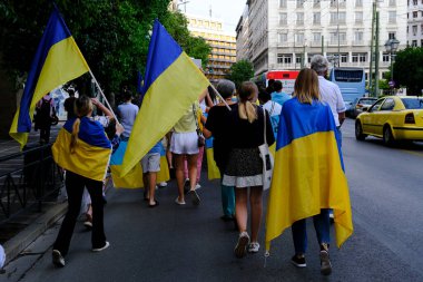 Yunanistan 'da yaşayan Ukraynalılar ve göstericiler, Ukrayna' nın Bağımsızlık Günü münasebetiyle 24 Ağustos 2022 'de Yunanistan' ın Atina kentinde düzenlenen mitingde Ukrayna bayrak ve afişleri taşıdılar.