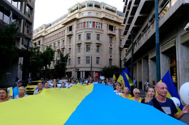 Yunanistan 'da yaşayan Ukraynalılar ve göstericiler, Ukrayna' nın Bağımsızlık Günü münasebetiyle 24 Ağustos 2022 'de Yunanistan' ın Atina kentinde düzenlenen mitingde Ukrayna bayrak ve afişleri taşıdılar.