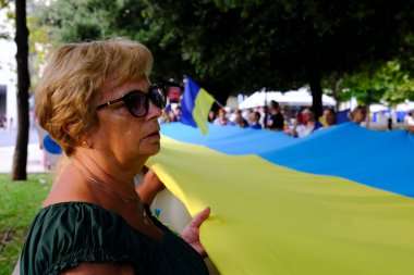 Yunanistan 'da yaşayan Ukraynalılar ve göstericiler, Ukrayna' nın Bağımsızlık Günü münasebetiyle 24 Ağustos 2022 'de Yunanistan' ın Atina kentinde düzenlenen mitingde Ukrayna bayrak ve afişleri taşıdılar.