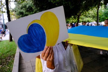 Yunanistan 'da yaşayan Ukraynalılar ve göstericiler, Ukrayna' nın Bağımsızlık Günü münasebetiyle 24 Ağustos 2022 'de Yunanistan' ın Atina kentinde düzenlenen mitingde Ukrayna bayrak ve afişleri taşıdılar.