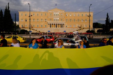 Yunanistan 'da yaşayan Ukraynalılar ve göstericiler, Ukrayna' nın Bağımsızlık Günü münasebetiyle 24 Ağustos 2022 'de Yunanistan' ın Atina kentinde düzenlenen mitingde Ukrayna bayrak ve afişleri taşıdılar.