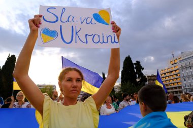 Yunanistan 'da yaşayan Ukraynalılar ve göstericiler, Ukrayna' nın Bağımsızlık Günü münasebetiyle 24 Ağustos 2022 'de Yunanistan' ın Atina kentinde düzenlenen mitingde Ukrayna bayrak ve afişleri taşıdılar.