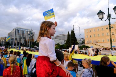 Yunanistan 'da yaşayan Ukraynalılar ve göstericiler, Ukrayna' nın Bağımsızlık Günü münasebetiyle 24 Ağustos 2022 'de Yunanistan' ın Atina kentinde düzenlenen mitingde Ukrayna bayrak ve afişleri taşıdılar.