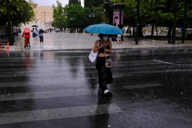 Yunanistan 'da yaşayan Ukraynalılar ve göstericiler, Ukrayna' nın Bağımsızlık Günü münasebetiyle 24 Ağustos 2022 'de Yunanistan' ın Atina kentinde düzenlenen mitingde Ukrayna bayrak ve afişleri taşıdılar.