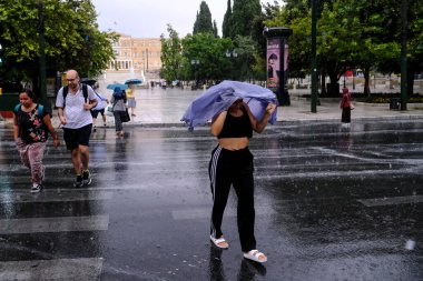 Yunanistan 'da yaşayan Ukraynalılar ve göstericiler, Ukrayna' nın Bağımsızlık Günü münasebetiyle 24 Ağustos 2022 'de Yunanistan' ın Atina kentinde düzenlenen mitingde Ukrayna bayrak ve afişleri taşıdılar.