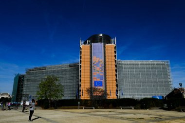 İnsanlar, AB 'nin yürütme organı olan AB Komisyonu' nun genel merkezine ev sahipliği yapan bir ofis binası olan Berlaymont 'un dışında yürüyorlar. Brüksel, Belçika 22 Eylül 2022.
