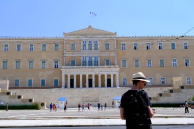 18 Ağustos 2022 'de Atina, Yunanistan' ın merkezinde sıcak bir günde insanlar sokaklarda yürüyor.