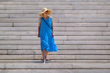 18 Ağustos 2022 'de Atina, Yunanistan' ın merkezinde sıcak bir günde insanlar sokaklarda yürüyor.