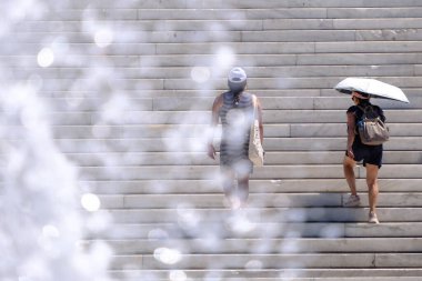 18 Ağustos 2022 'de Atina, Yunanistan' ın merkezinde sıcak bir günde insanlar sokaklarda yürüyor.