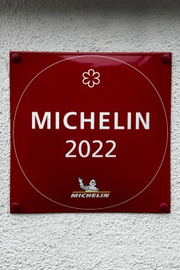 18 Eylül 2022 'de Brüksel, Belçika' da bir restoranda Michelin Rehberlerinin logosu