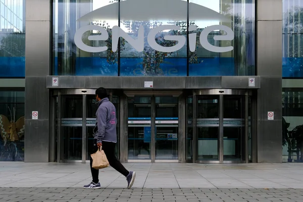 People Walk Building French Gas Power Group Engie Company Brussels — Stock Photo, Image