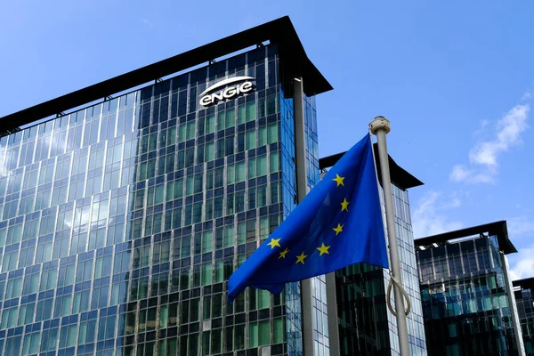 2022年9月25日 位于比利时布鲁塞尔的法国天然气动力集团Engie公司大楼外的欧盟旗翼 — 图库照片