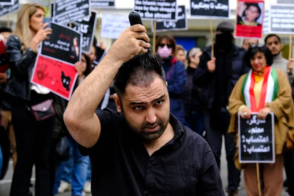 Een Man Knipt Zijn Haar Tijdens Een Demonstratie Voor Iraanse — Stockfoto