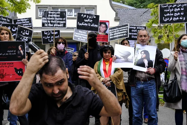 Een Man Knipt Zijn Haar Tijdens Een Demonstratie Voor Iraanse — Stockfoto