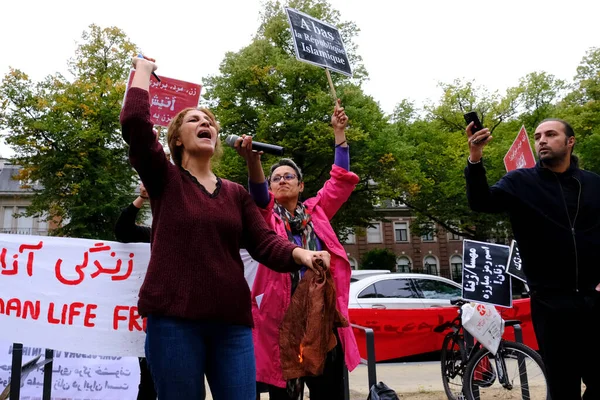 Een Vrouw Verbrandt Een Sjaal Hijab Tijdens Een Demonstratie Voor — Stockfoto