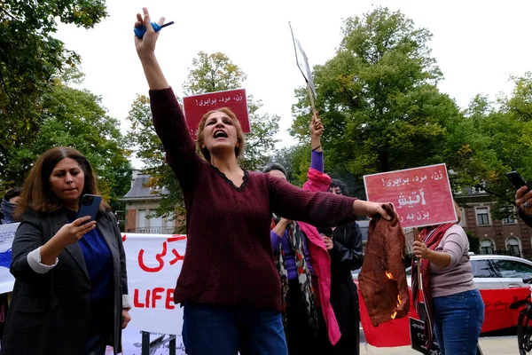 Een Vrouw Verbrandt Een Sjaal Hijab Tijdens Een Demonstratie Voor — Stockfoto