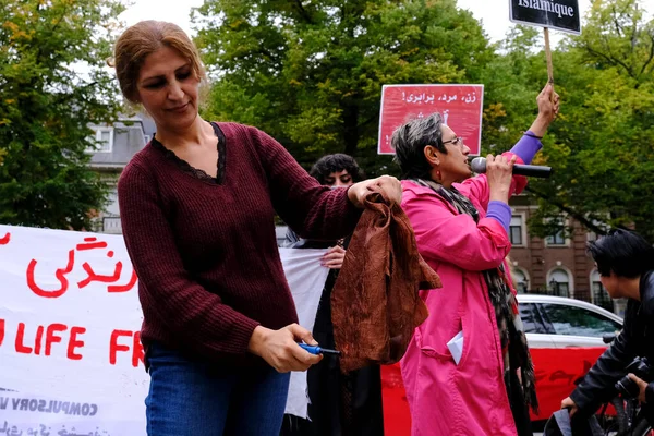 Een Vrouw Verbrandt Een Sjaal Hijab Tijdens Een Demonstratie Voor — Stockfoto