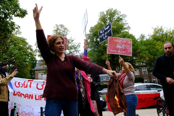Una Mujer Quema Una Bufanda Hijab Durante Una Manifestación Frente —  Fotos de Stock