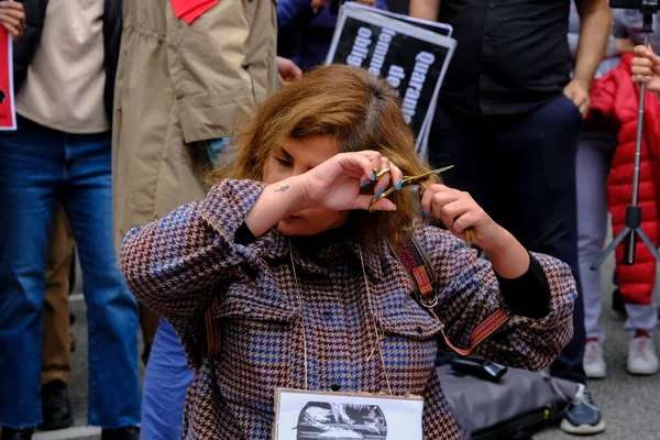 Una Mujer Corta Pelo Durante Una Manifestación Frente Embajada Iraní — Foto de Stock