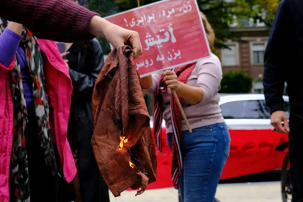 Een Vrouw Verbrandt Een Sjaal Hijab Tijdens Een Demonstratie Voor — Stockfoto