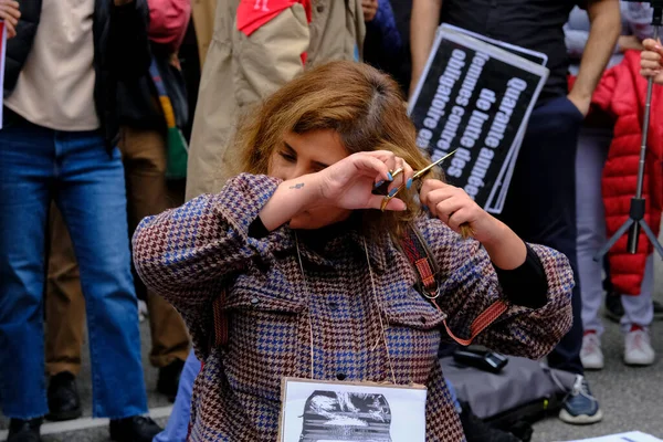 Una Mujer Corta Pelo Durante Una Manifestación Frente Embajada Iraní — Foto de Stock