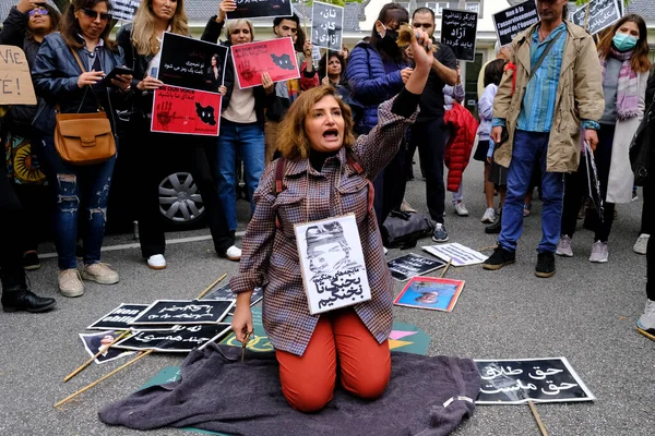 Uma Mulher Corta Cabelo Durante Uma Manifestação Frente Embaixada Iraniana — Fotografia de Stock