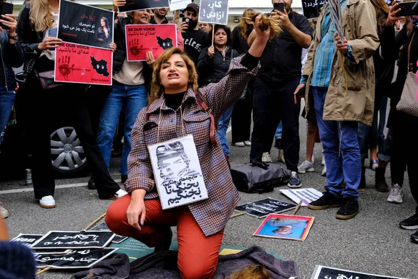 Женщина Стрижет Волосы Время Демонстрации Перед Посольством Ирана Брюсселе Бельгия — стоковое фото