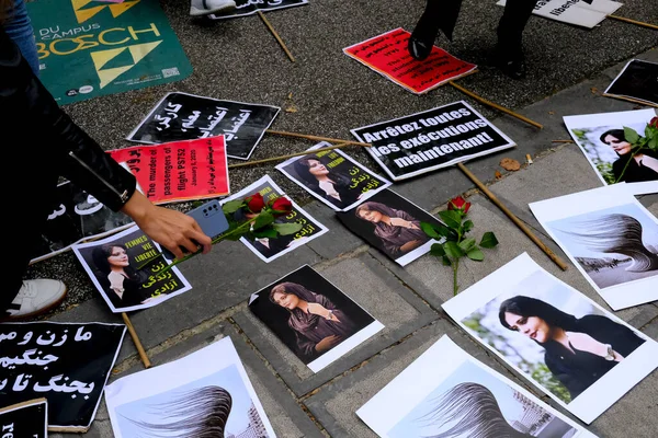 Flores Ven Retrato Mahsa Amini Durante Una Manifestación Frente Embajada —  Fotos de Stock