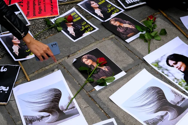 Цветы Видны Портрете Махсы Амини Время Демонстрации Перед Посольством Ирана — стоковое фото