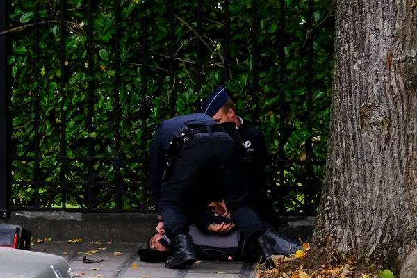 Policía Detuvo Manifestante Durante Una Manifestación Frente Embajada Iraní Bruselas — Foto de Stock