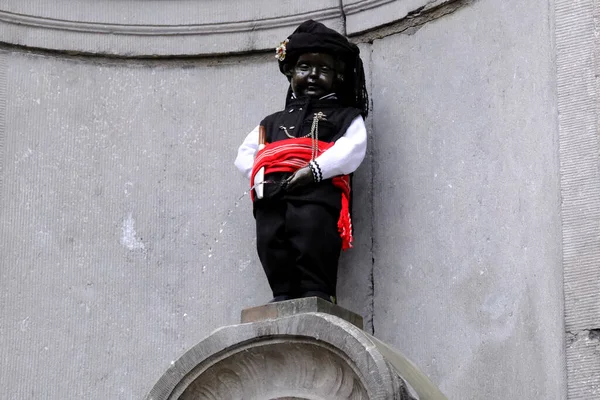 Εμβληματικό Άγαλμα Του Manneken Pis Των Βρυξελλών Είναι Ντυμένο Νέα — Φωτογραφία Αρχείου