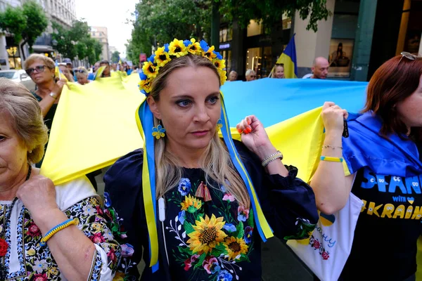Görögországban Élő Ukránok Tüntetők Ukrán Zászlókat Plakátokat Tartanak 2022 Augusztus — Stock Fotó