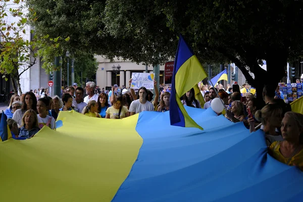 Yunanistan 'da yaşayan Ukraynalılar ve göstericiler, Ukrayna' nın Bağımsızlık Günü münasebetiyle 24 Ağustos 2022 'de Yunanistan' ın Atina kentinde düzenlenen mitingde Ukrayna bayrak ve afişleri taşıdılar.