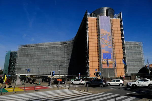 Samochody Przejeżdżają Poza Berlaymont Budynek Biurowy Którym Mieści Się Siedziba — Zdjęcie stockowe
