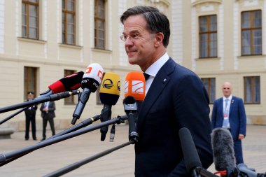Hollanda Başbakanı Mark Rutte, 7 Ekim 2022 'de Çek Cumhuriyeti' nin Prag kentinde düzenlenen Avrupa Siyasi Topluluğu Toplantısına katılmaya hazırlanıyor..