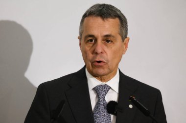 İsviçre Konfederasyonu Başkanı Ignazio CASSIS, 7 Ekim 2022 'de Çek Cumhuriyeti' nin Prag kentinde yapılan Avrupa Siyasi Topluluğu toplantısı sonrasında basın toplantısı sırasında konuştu..