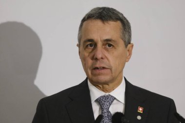 İsviçre Konfederasyonu Başkanı Ignazio CASSIS, 7 Ekim 2022 'de Çek Cumhuriyeti' nin Prag kentinde yapılan Avrupa Siyasi Topluluğu toplantısı sonrasında basın toplantısı sırasında konuştu..