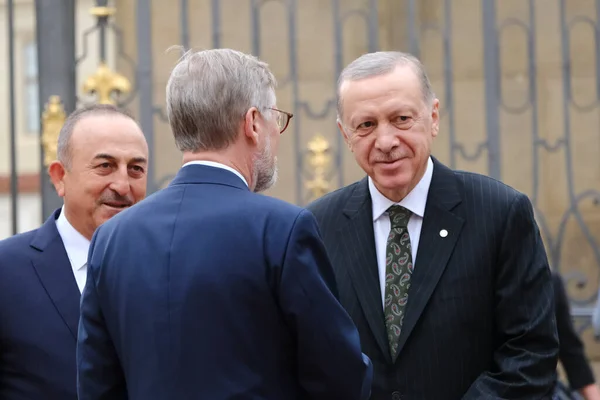 トルコの大統領リセップ タイップ エルドアンは 10月6 2022にチェコのプラハで欧州政治共同体の会議に出席するために到着します — ストック写真