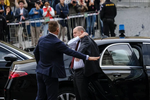 ドイツのオラフ ショルツ首相は 2022年10月6日にチェコのプラハで開催された欧州政治共同体会議に出席するために到着しました — ストック写真