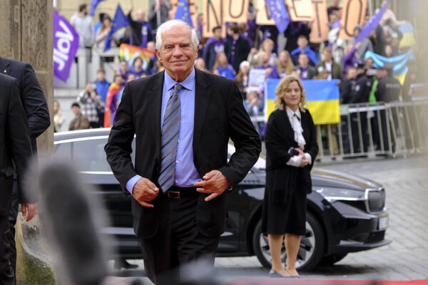 Комиссар ЕС Жозеп Боррелл прибыл для участия в неформальной встрече глав государств или правительств в Праге 7 октября 2022 года