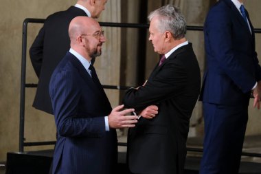 Liderler, 6 Ekim 2022 'de Prag' da düzenlenen Avrupa Siyasi Topluluğu zirvesinde çekilen başbakanların, cumhurbaşkanlarının ve Avrupa Komisyonu üyelerinin aile fotoğrafı için poz vermeye geliyorlar..