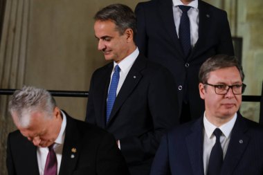 Liderler, 6 Ekim 2022 'de Prag' da düzenlenen Avrupa Siyasi Topluluğu zirvesinde çekilen başbakanların, cumhurbaşkanlarının ve Avrupa Komisyonu üyelerinin aile fotoğrafı için poz vermeye geliyorlar..