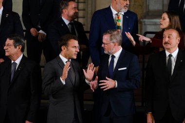 Fransa Cumhurbaşkanı Emmanuel Macron, 6 Ekim 2022 'de Prag' da yapılacak Avrupa Siyasi Topluluğu zirvesinde aile fotoğrafı için poz vermeye geliyor..